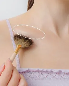 鎖骨にブラシでハイライトを入れている様子。