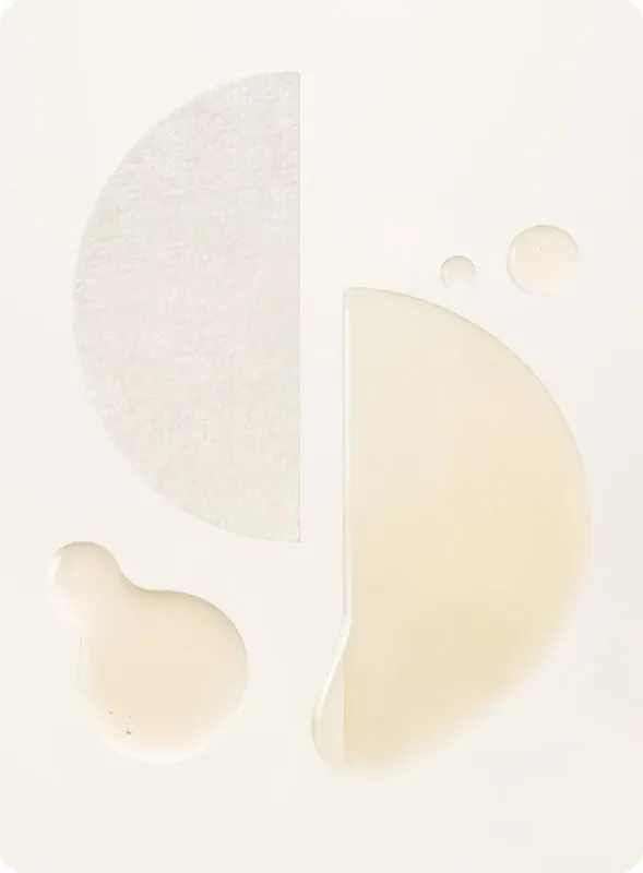 半円形のパッドと薄黄色の液体が抽象的に配置されたスキンケアのテクスチャーイメージ