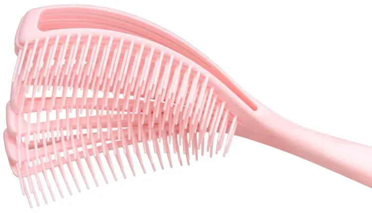 ピンク色のヘアブラシ
